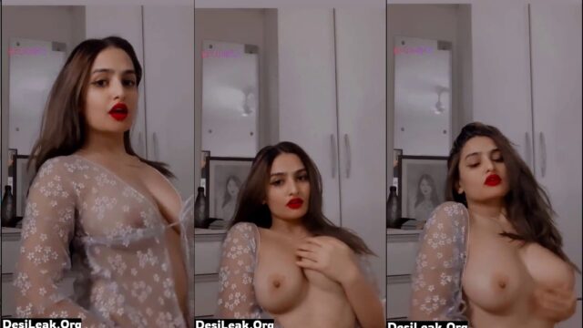 Beautiful-Hot-Indian-Model-Flaunts-Her-Boobs-As-She-Plays-With-It,